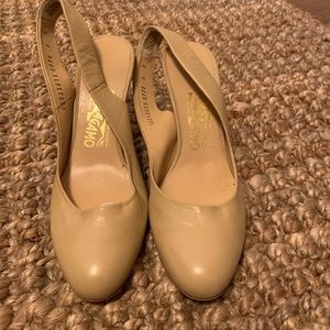 Ferragamo nude leather Slingback